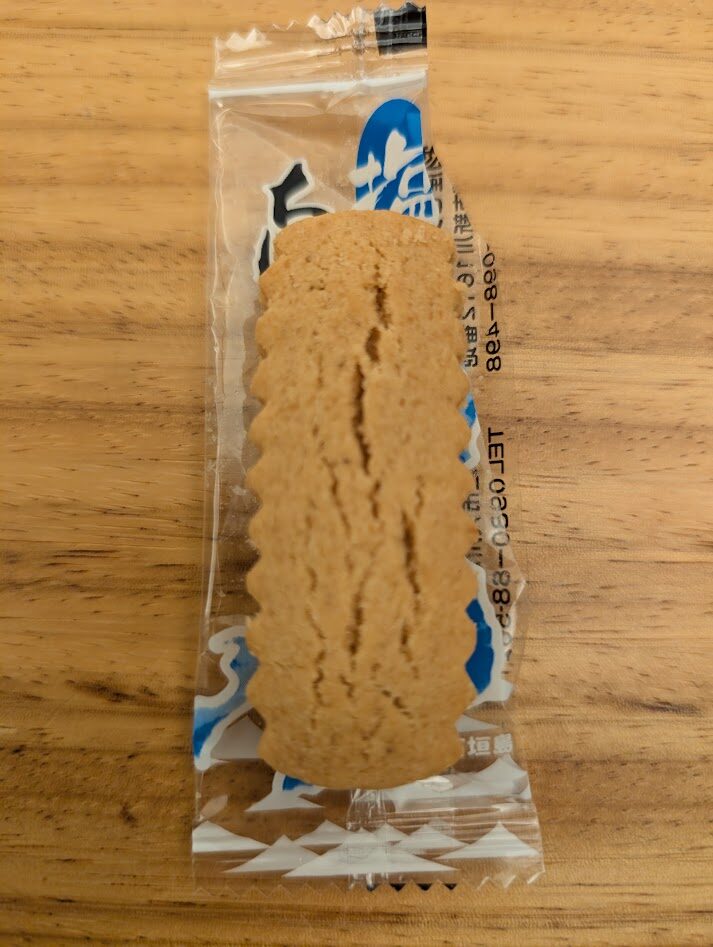 沖縄のお菓子のちんすこう。まずいという人もいますが、美味しいです。